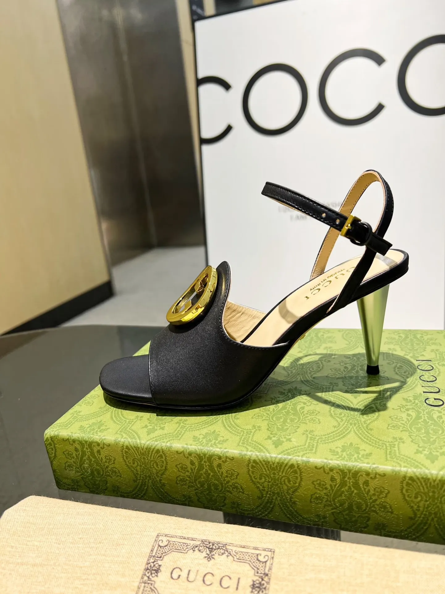 👟👟Ex-factory price 480👟👟 Gucci's new sandals, fashionable, high-end and full of personality✅ Very stable, comfortable and durable on the foot, convenient and unique for daily matching, a must-have classic for summer, the upper uses GUCCI brand metal arc buckle' electroplated silver heels✅ Fabric: cowhide/sheep lining/foot pads: sheepskin leather outsole 👠 Heel height: 8cm Color: black cowhide Size: 35-40 (34, 41 need to be customized) Comes with cloth bag and card.